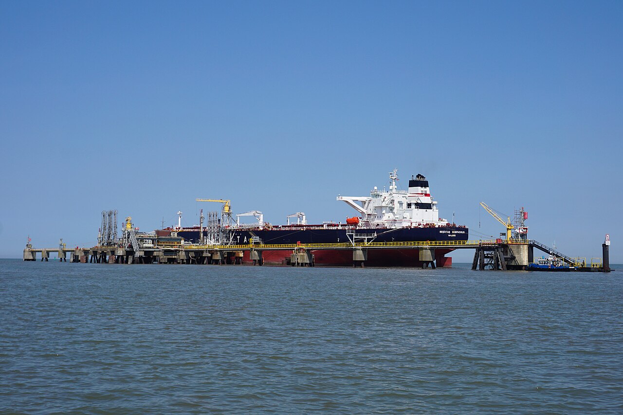 İHA ile vurulan tanker İstanbul Boğazı'ndan geçti, trafik askıya alındı
